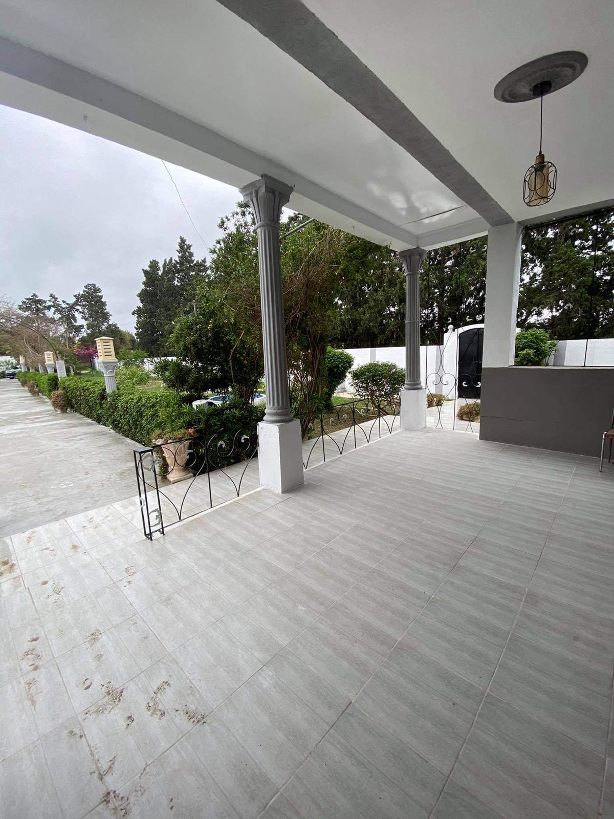 Une villa avec piscine vve197