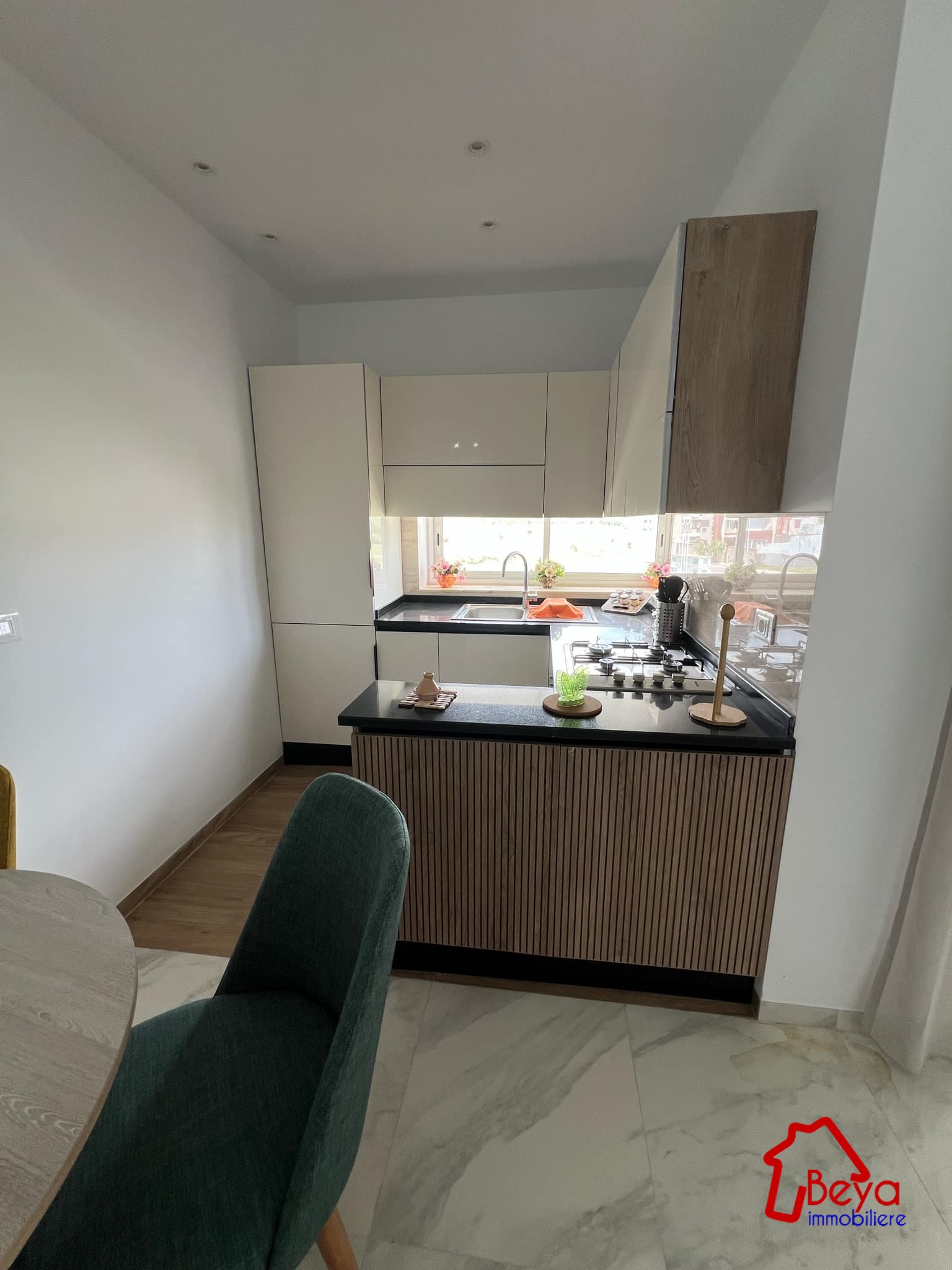 Un appartement avec meubles