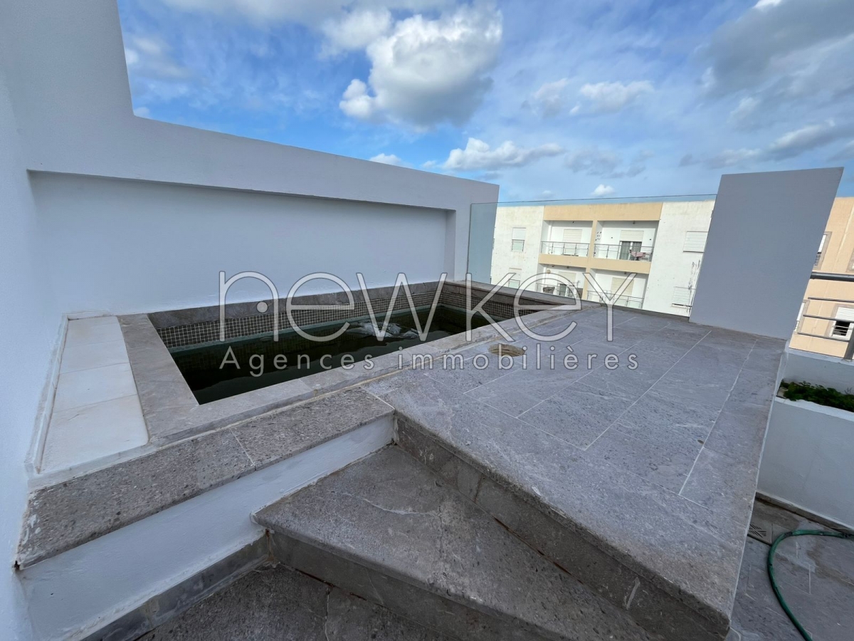 Triplex avec piscine à gammarth
