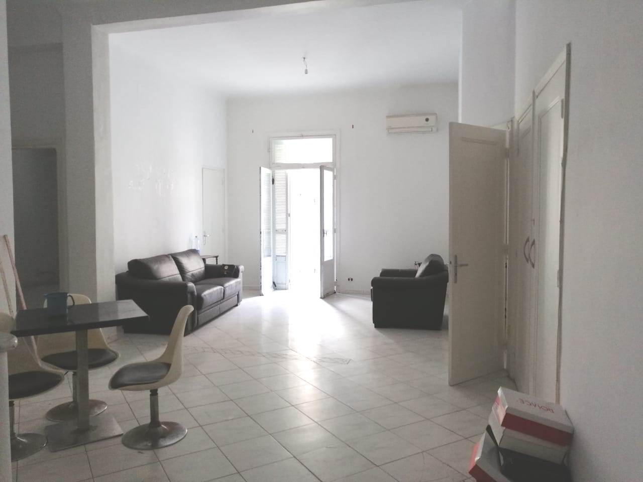 Appartement hall trois pièces au 1er étage