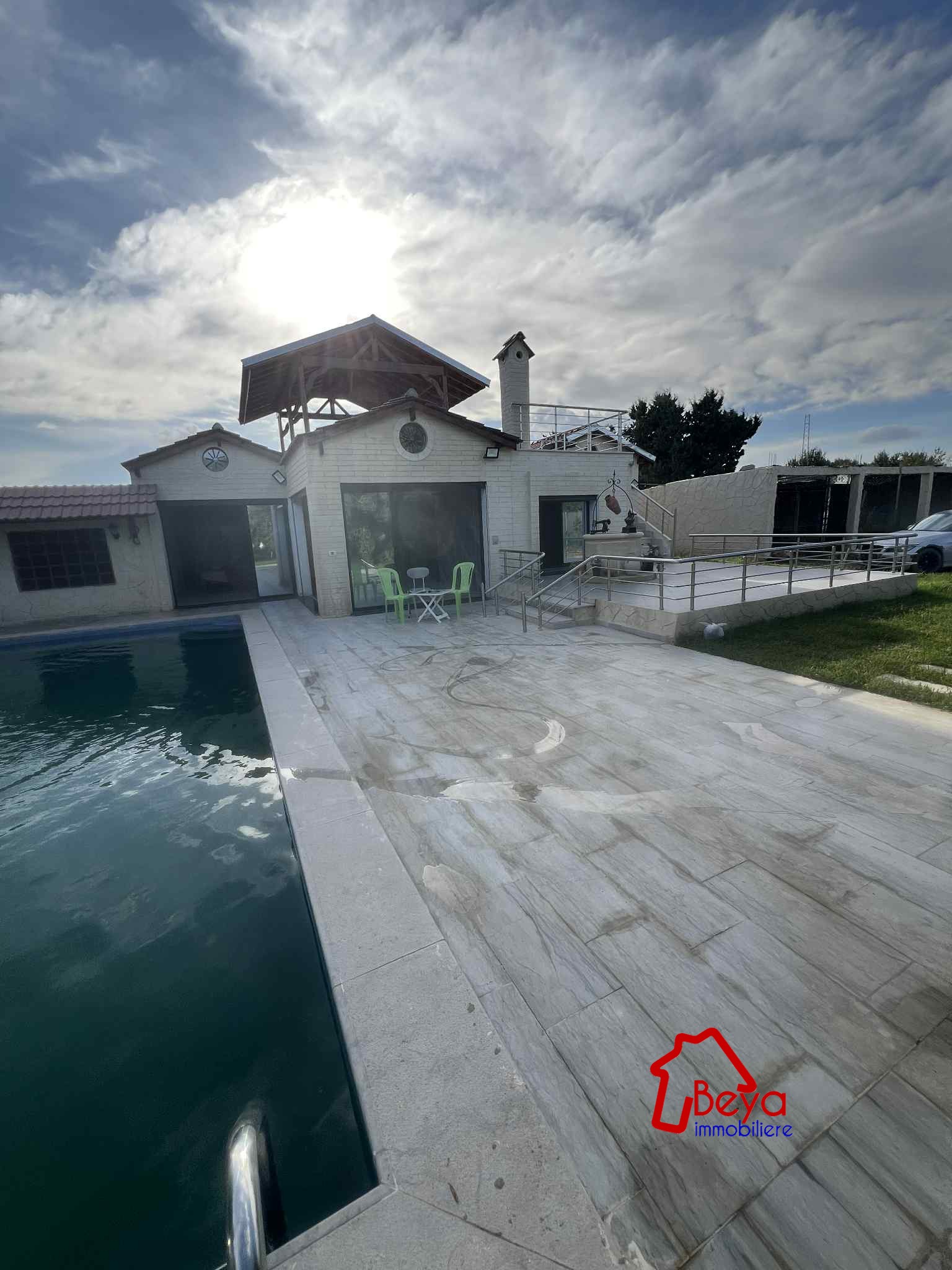 Une villa avec piscine sophie vvm079
