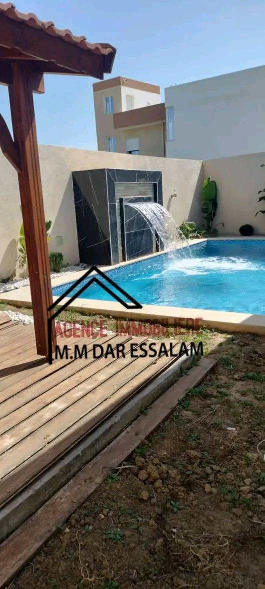 Villa avec un piscine près de la plage