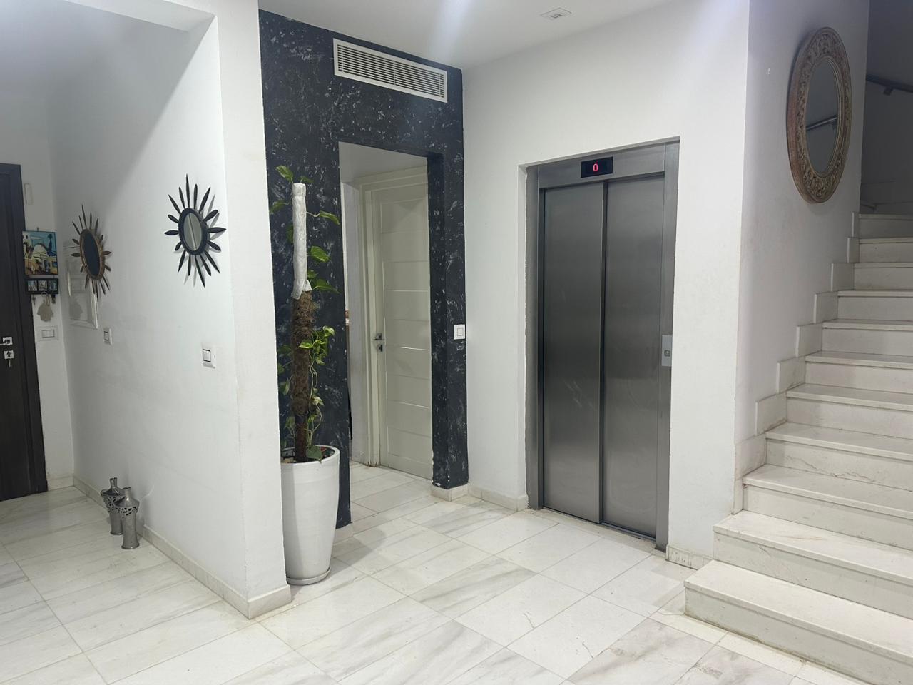 Triplex avec ascenseur et piscine a gammarth