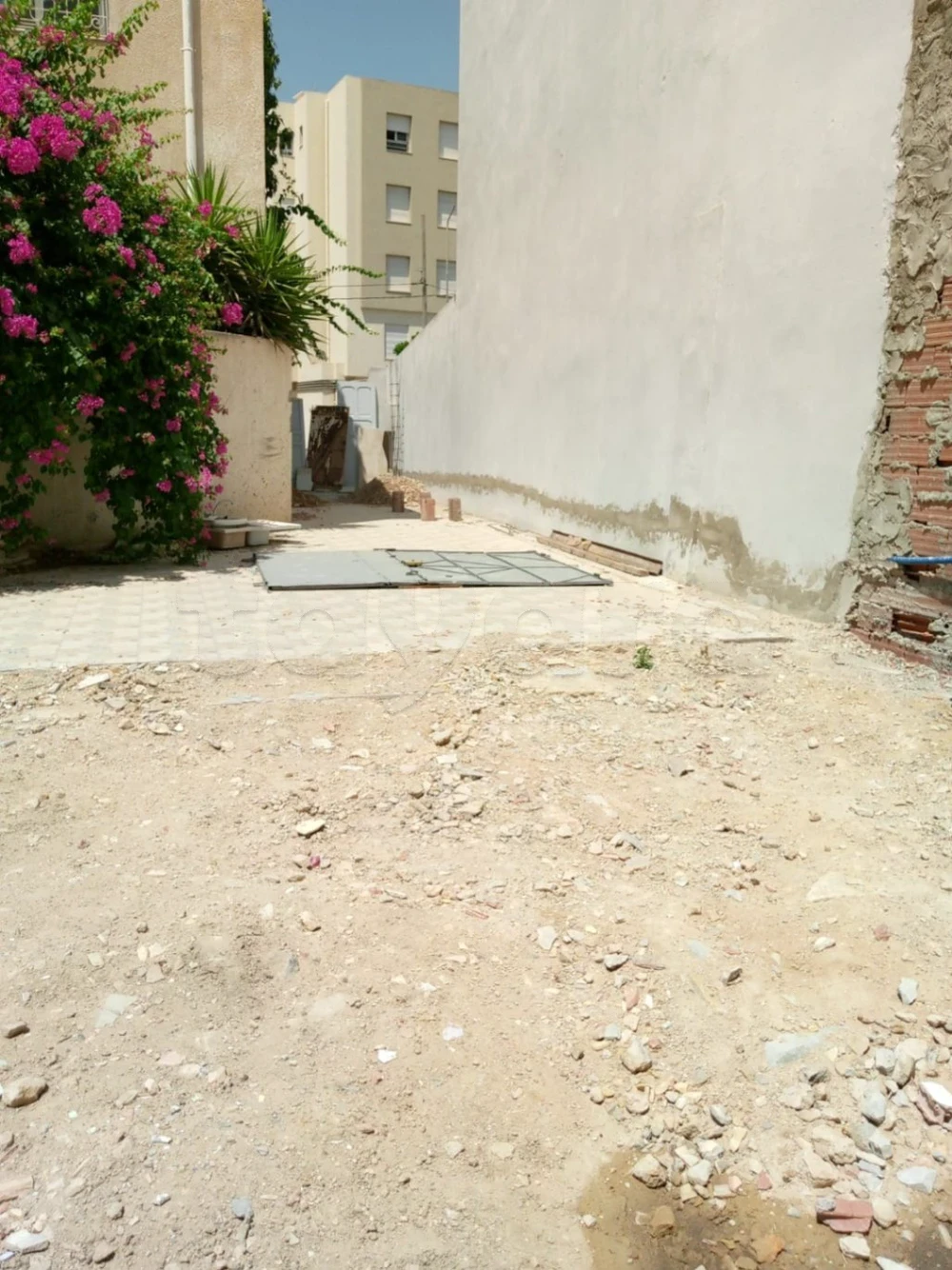 A saisir un terrain commercial r3 à manouba centre