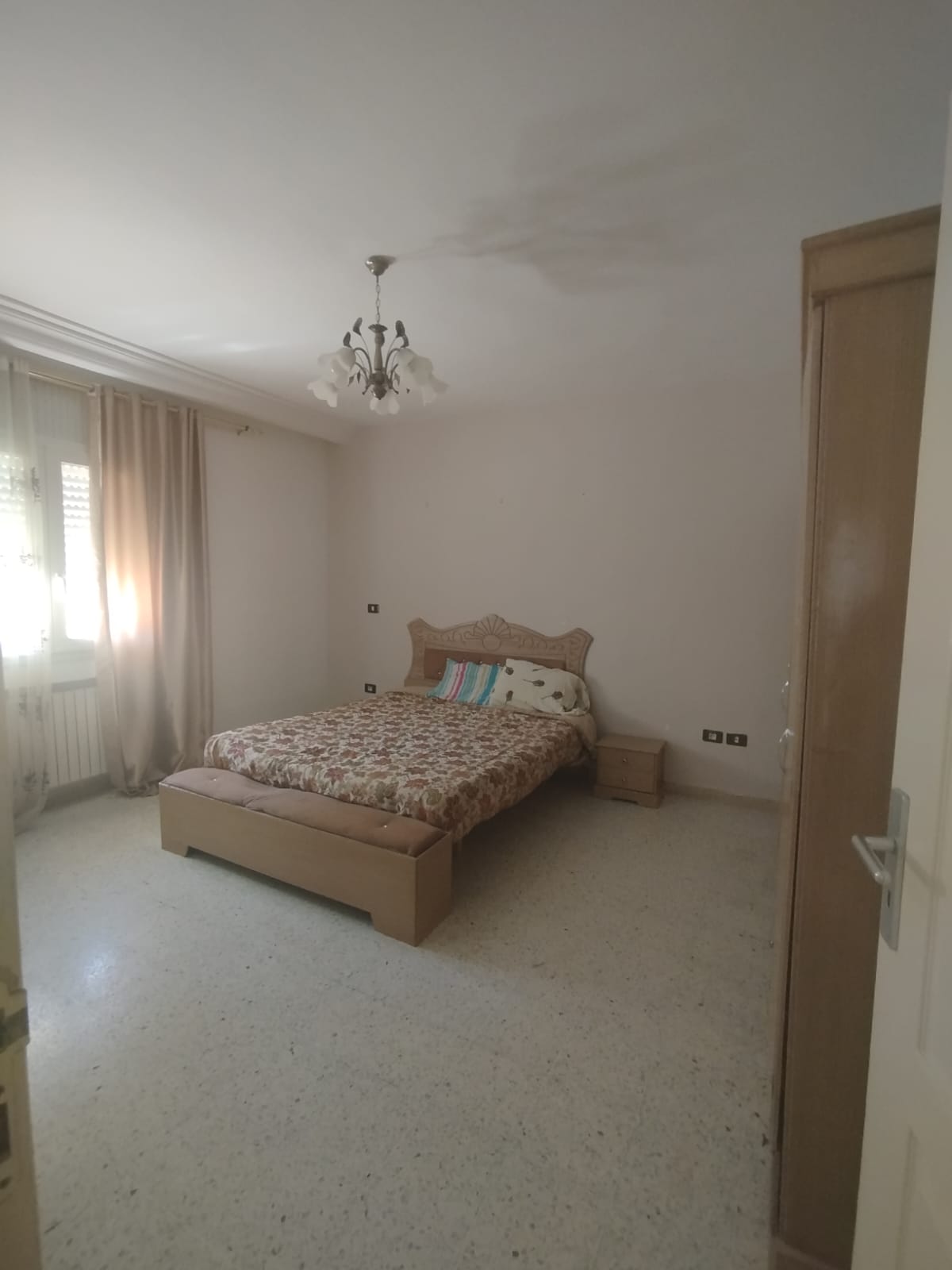 Un vaste appartement s2 à cité wahat el aouina