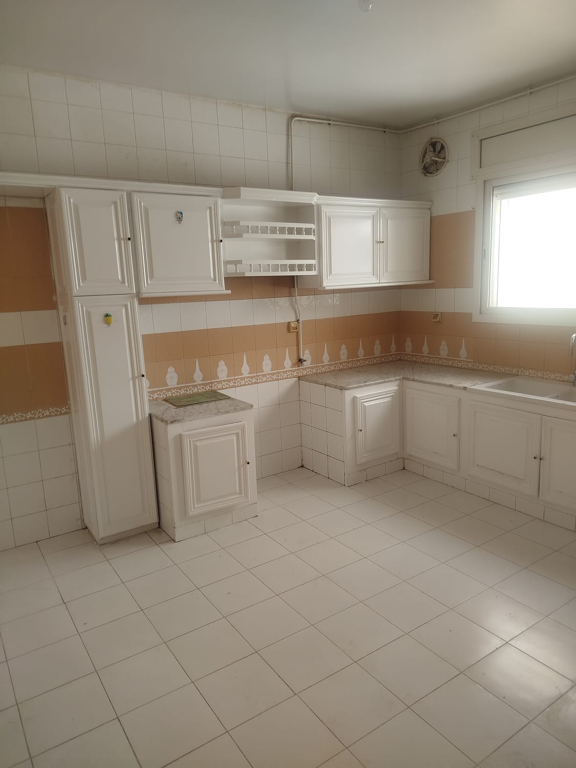 Un spacieux appartement s4 à ennasr2
