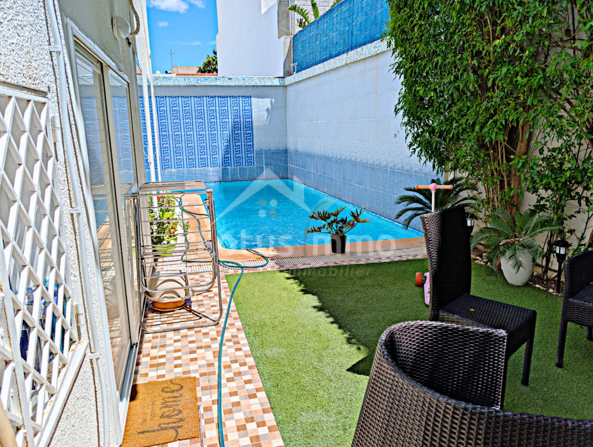 Villa jumelée d'un côté avec piscine