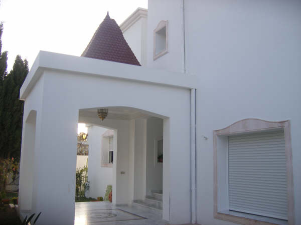 Maison haut standing avec jardin et grande piscine