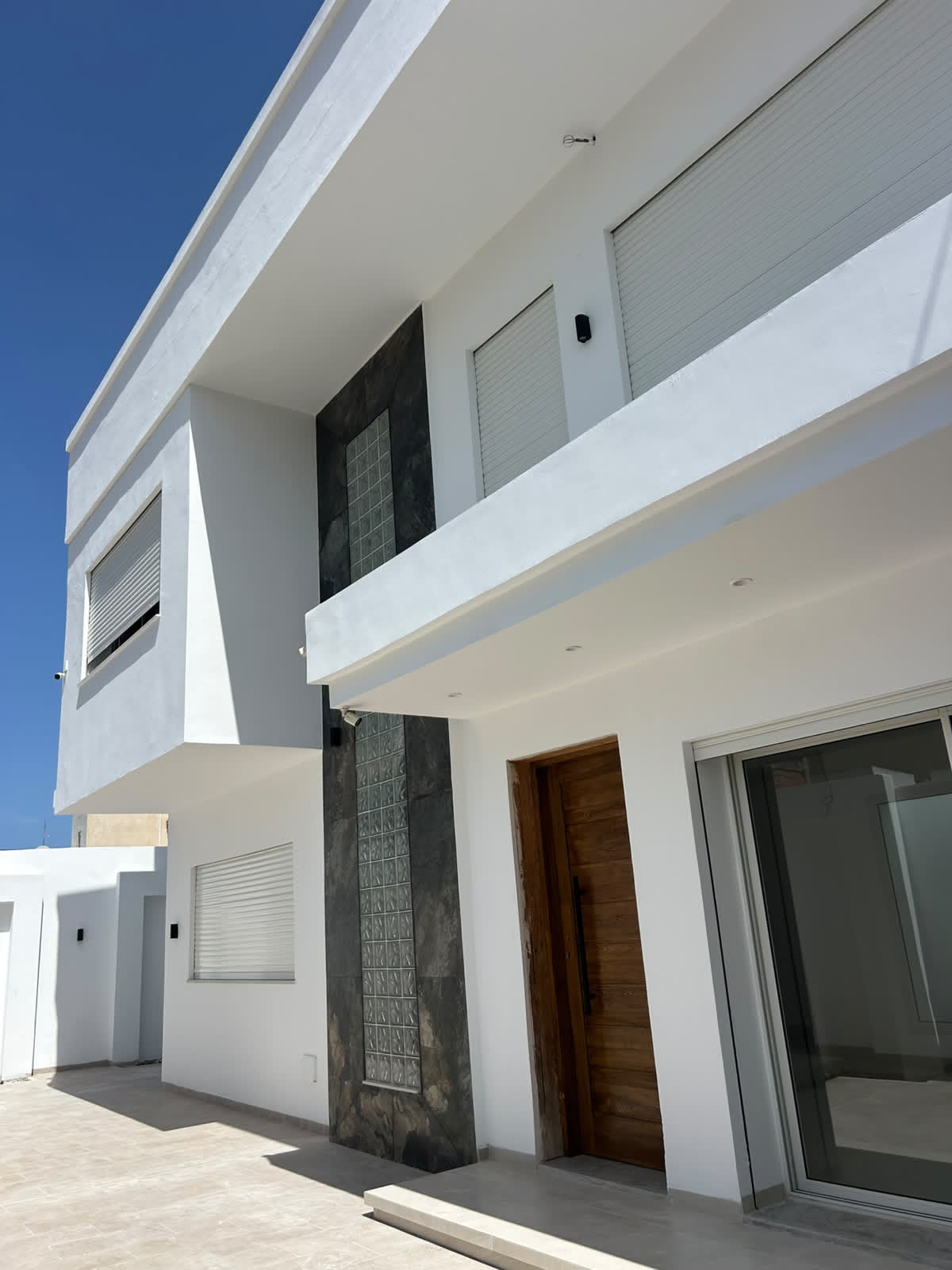 Une belle villa à 2 niveaux au 14 janvier bizerte