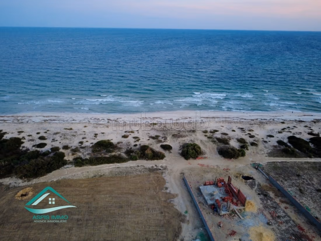 Terrain 340 m² pieds dans l'eau à plage dherwa