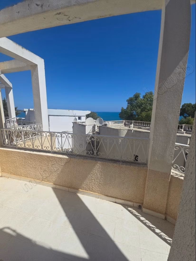 Appartement à louer à La Marsa Ville. Surface de 160 m². Vue sur la mer, chauffage central