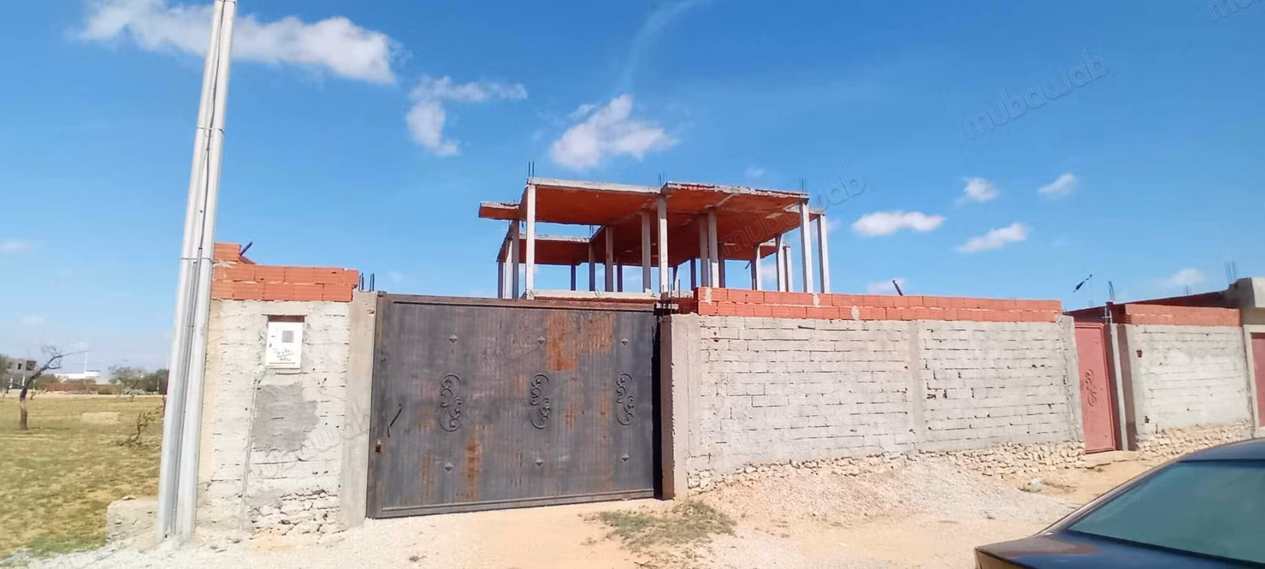 À Vendre: Terrain Clôturé avec Carcasse
