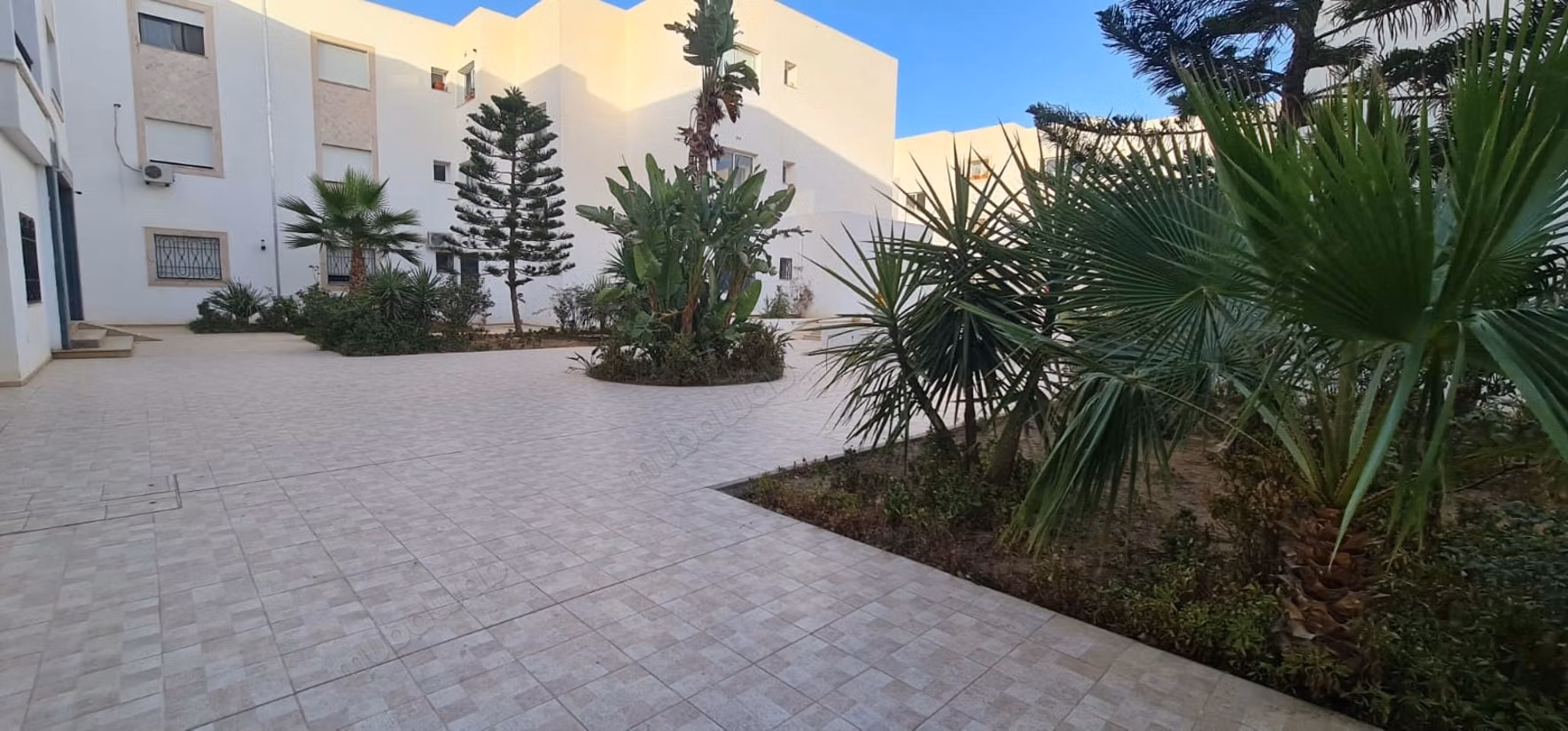 Appartement à louer à Chotrana 1. Surface de 70 m². Fenêtres avec double vitrage et porte blindée