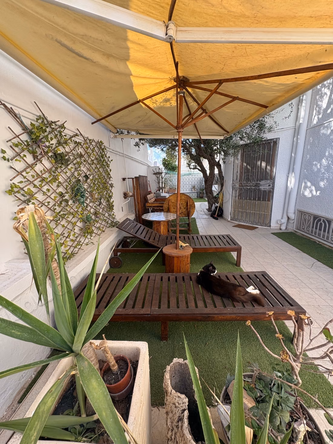 Rez de jardin meublé à louer à la Corniche de la Marsa. Superficie 120 m². Meublé