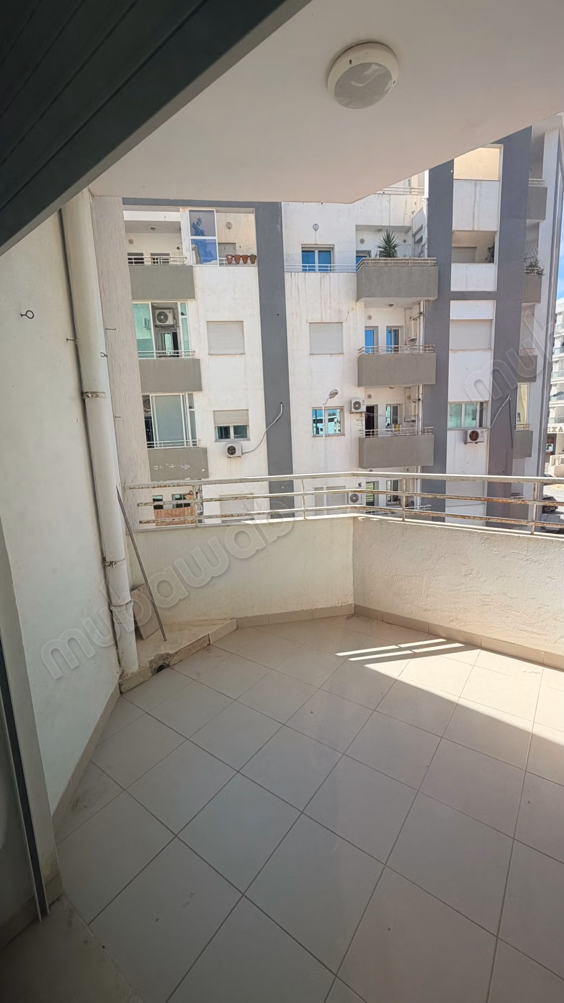 À LOUER – S2 à Cité Wahat Cité Wahat, L'Aouina Appartement S2 à louer, dans une résidence agréable. Loyer: 1 200 DT ***-******