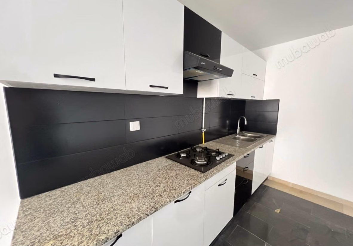 À LOUER – S2 Haut Standing Nouvelle Soukra Appartement S2 haut standing, avec kitchenette, dans une résidence moderne. Loyer: 1 400 DT ***-******