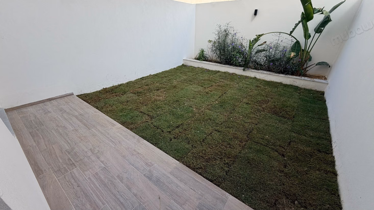 À LOUER – S1 avec jardin Nouvelle Soukra Appartement haut standing, jamais habité, avec jardin privatif et kitchenette. Loyer: 1 300 DT ***-******