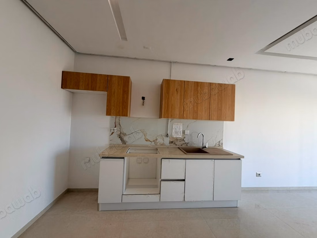 Louez cet appartement à El Aouina. Surface de 62 m². Fenêtres double vitrage et chauffage central