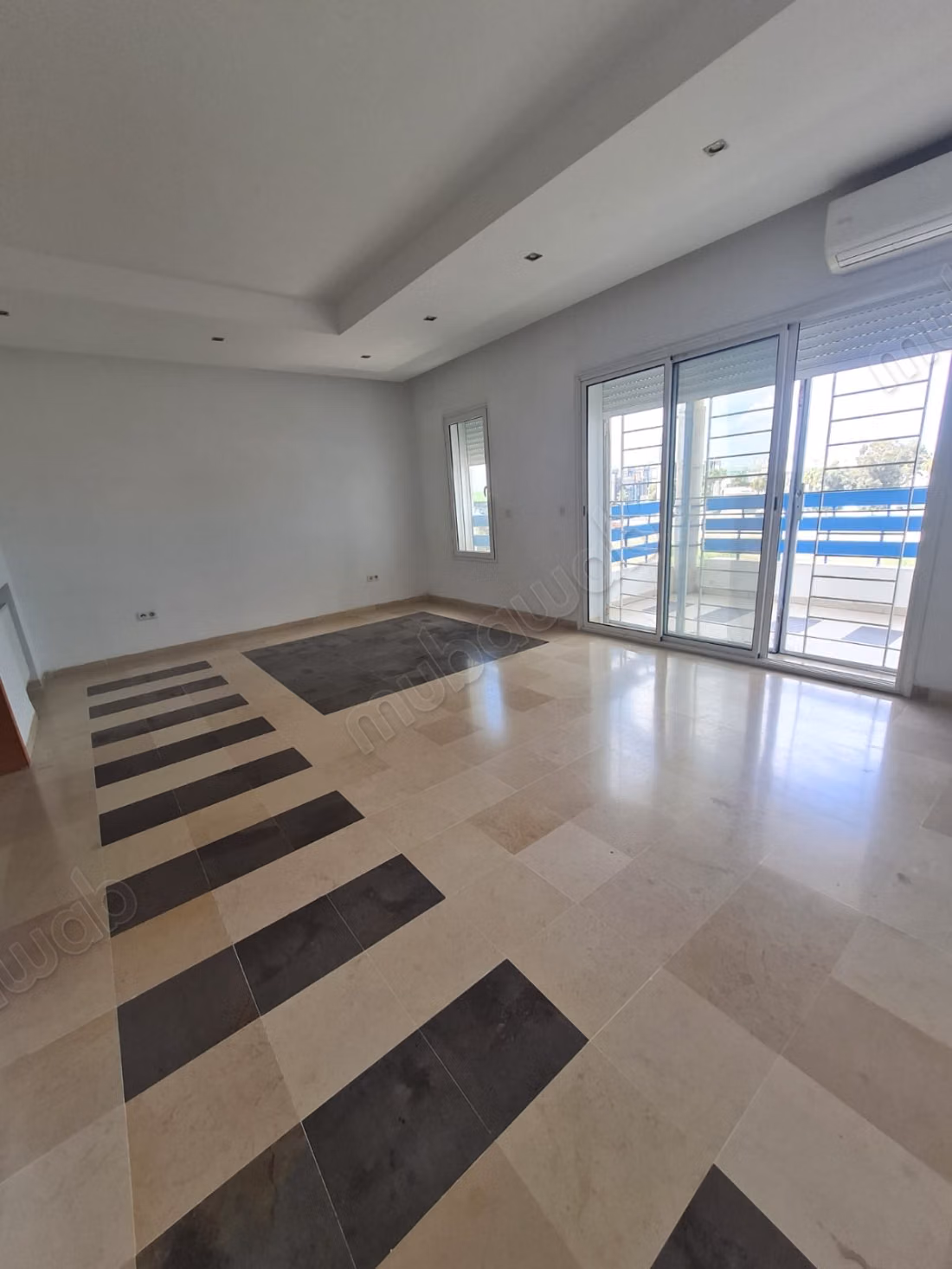 Bel appartement en location à Sidi Daoued. 2 chambres. Double vitrage et chauffage central