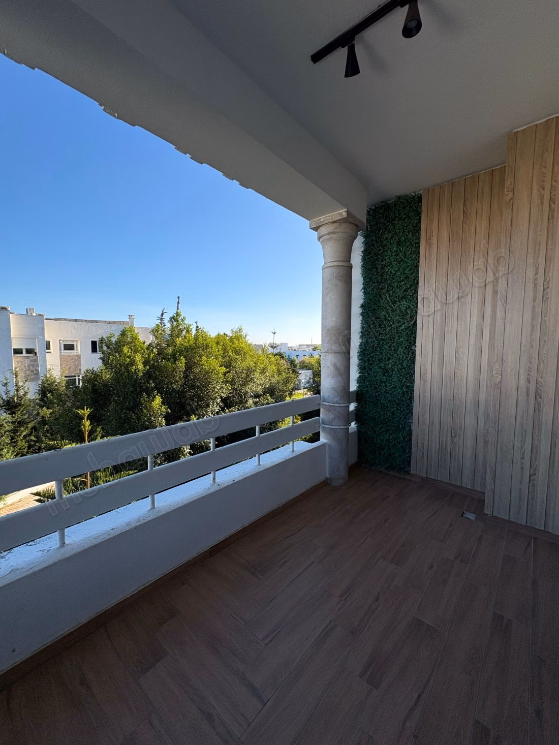 Superbe appartement à louer à Sidi Daoued. Surface de 127 m². Fenêtres double vitrage et chauffage central